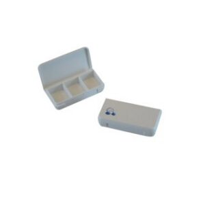 Tablettendoosje wit+logo 3-vaks  65X34X15 mm. Klein plat medicijndoosje met scharnierend deksel voor een willekeurige dag